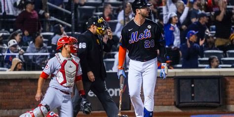 Man snags 2 foul balls in span of 3 pitches at Citi Field, gives them to his mom as birthday gift